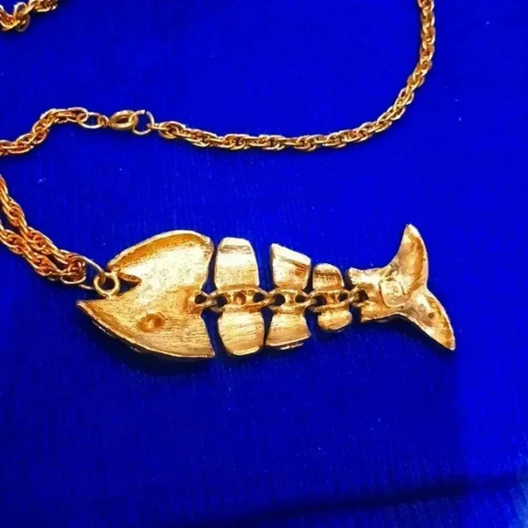 A beautiful fish charm chain...gold color.. - Picture 5 of 6